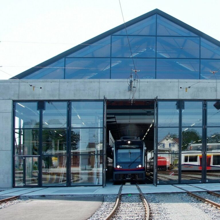 Bahntore mit Fahrdrahtausschnitt