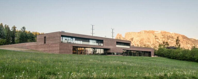 Culture du bâtiment contemporain – portes du centre de protection civile