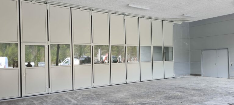 Outward-opening sliding folding door with a width of more than 13 meters