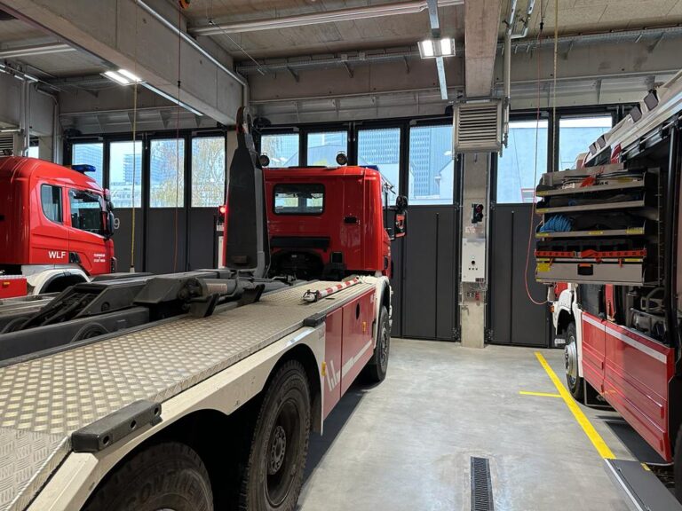 10 folding doors for the new construction of the Vienna fire station “Baumgasse”.