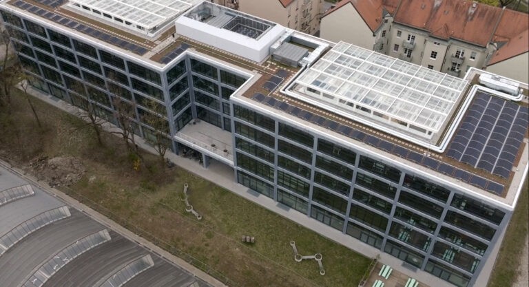 Cloison de séparation de 4000 kg revêtue de panneaux acoustiques pour le Centre d’innovation des fondatrices de Munich (GIZ)