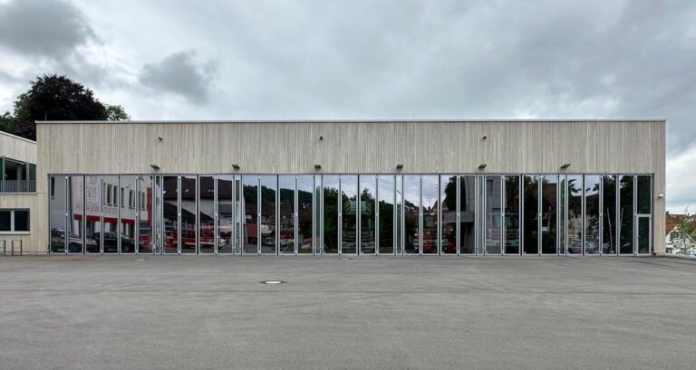 7 folding doors for the new fire station Weingarten