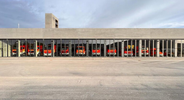 Feuerwehr und Betriebshof Metzingen mit 42 ALPGATE Falttoren ausgestattet