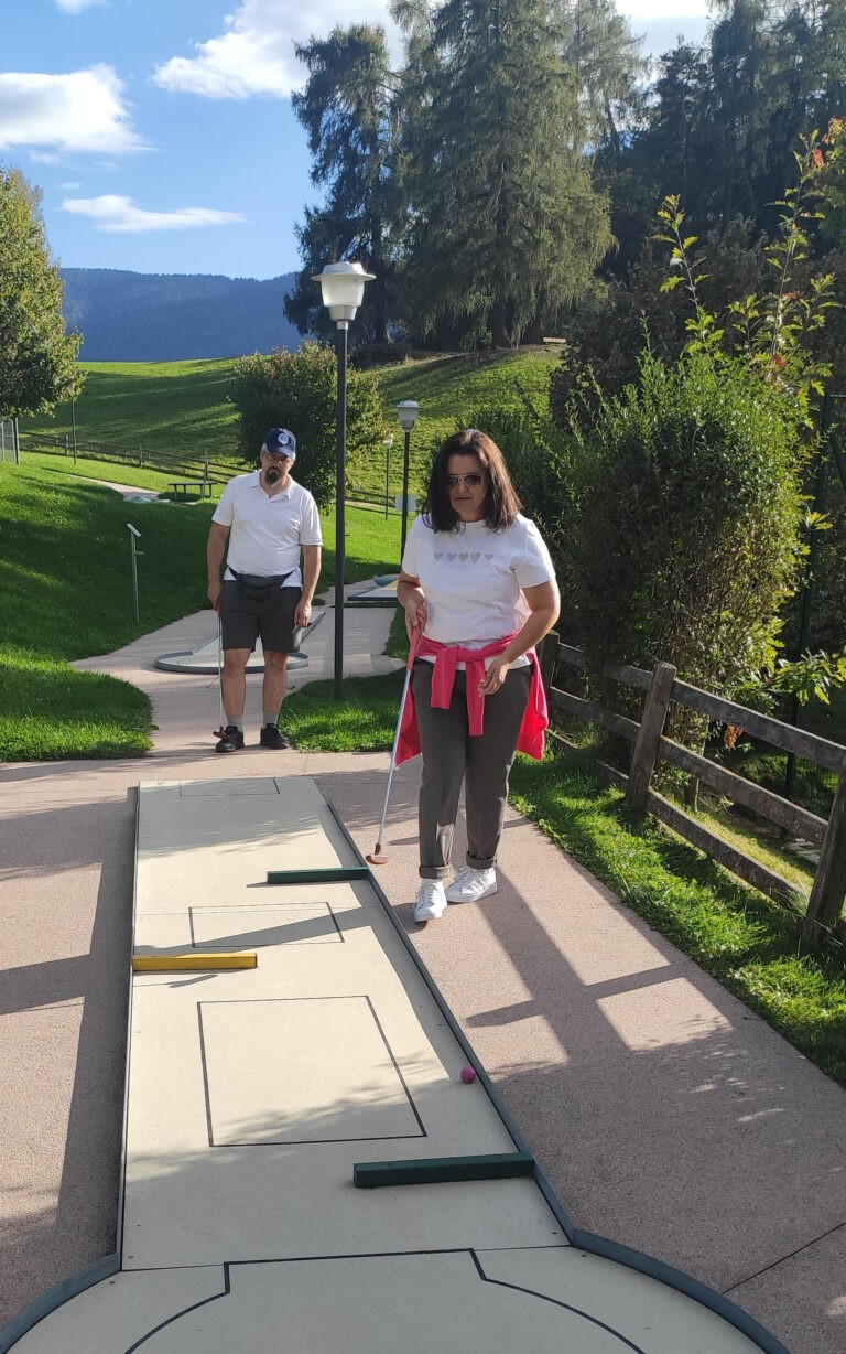 Teamspaß beim Minigolfen und Törggelen