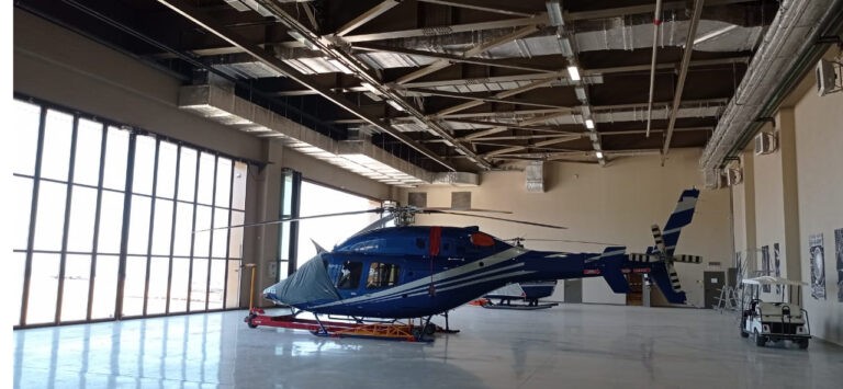 Les portes coulissantes pliantes pour un projet de hangar d’hélicoptères.