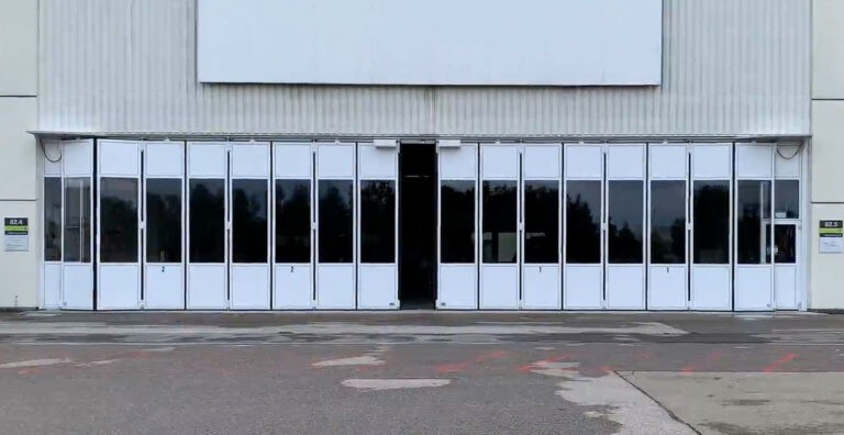 Porte coulissante pliante ALPGATE de 18 000 mm x 4 500 mm pour hangar d’hélicoptères