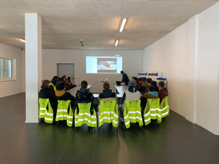 Visite de la TFO Brunico, spécialisée en électronique et en génie électrique.