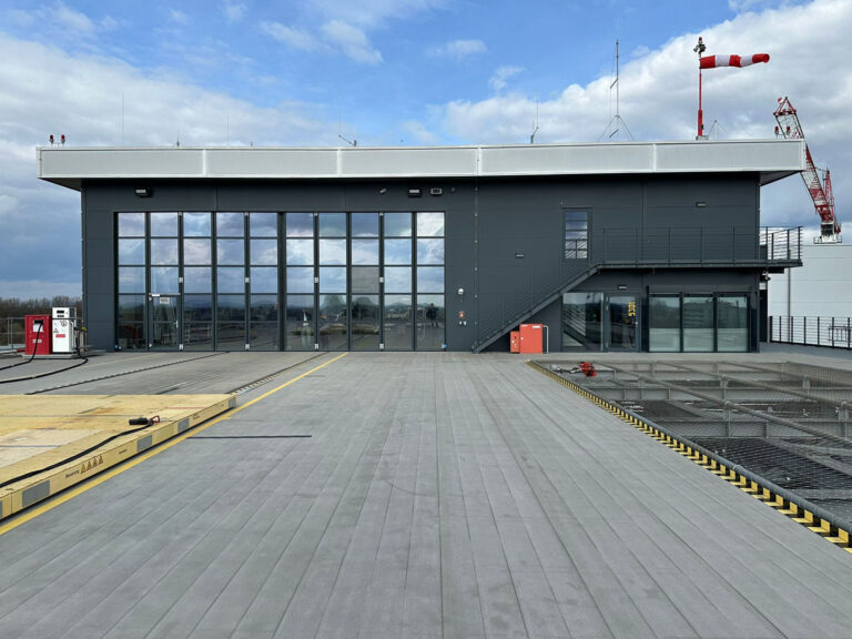 Sliding folding door for the helicopter hangar of the Straubing Hospital