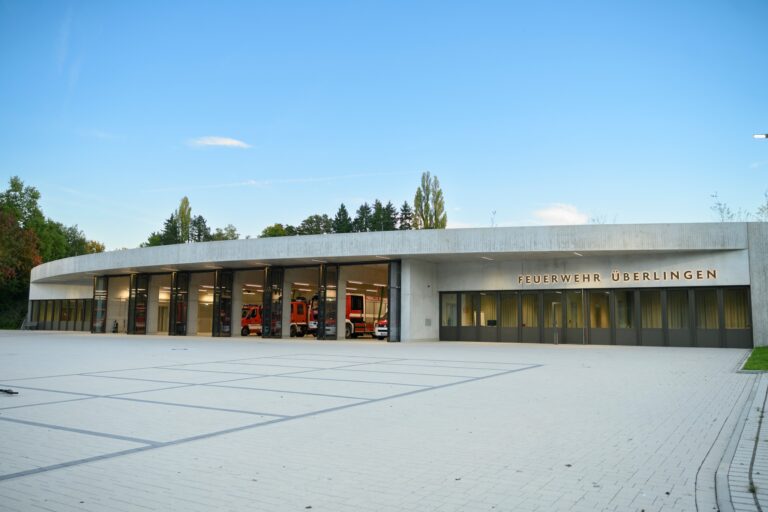 Sechs Falttore für den modernen Neubau der Feuerwache Überlingen.
