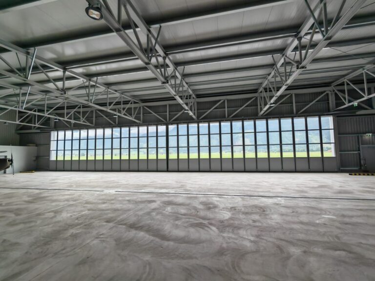 Neues Schiebefalttor für Hangar in Österreich erfolgreich umgesetzt