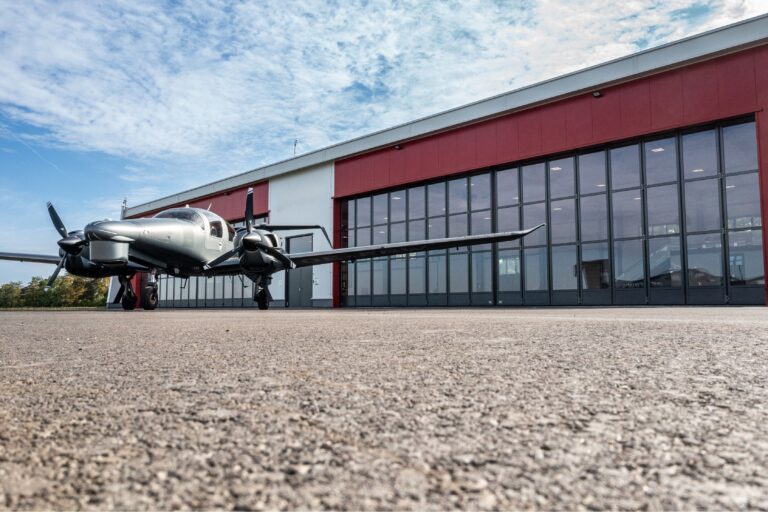 Zwei maßgefertigte Schiebefalttore für Flugzeughangar