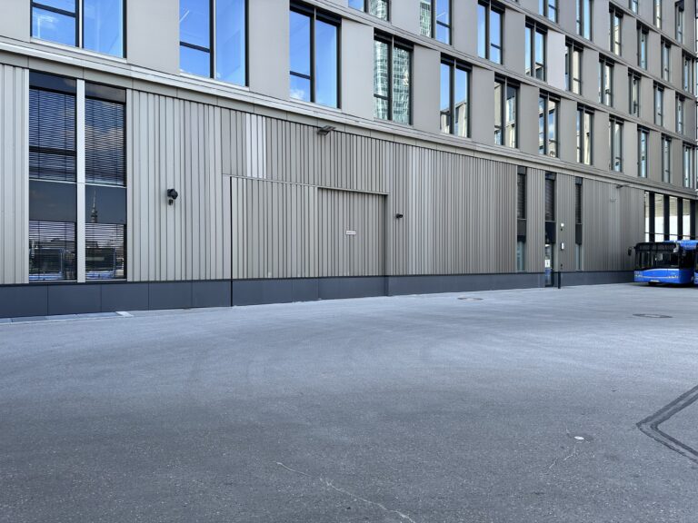 When the gate becomes part of the façade. Clad gates aren’t just a nice-to-have. They’re part of the architecture