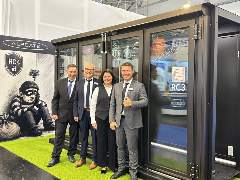 ALPGATE präsentiert RC3 und RC4 Falttore auf der security essen 2026